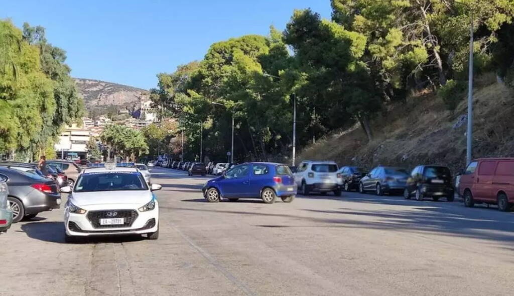 Πάρκαρε το αμάξι στη μέση του δρόμου και εξαφανίστηκε (photos)