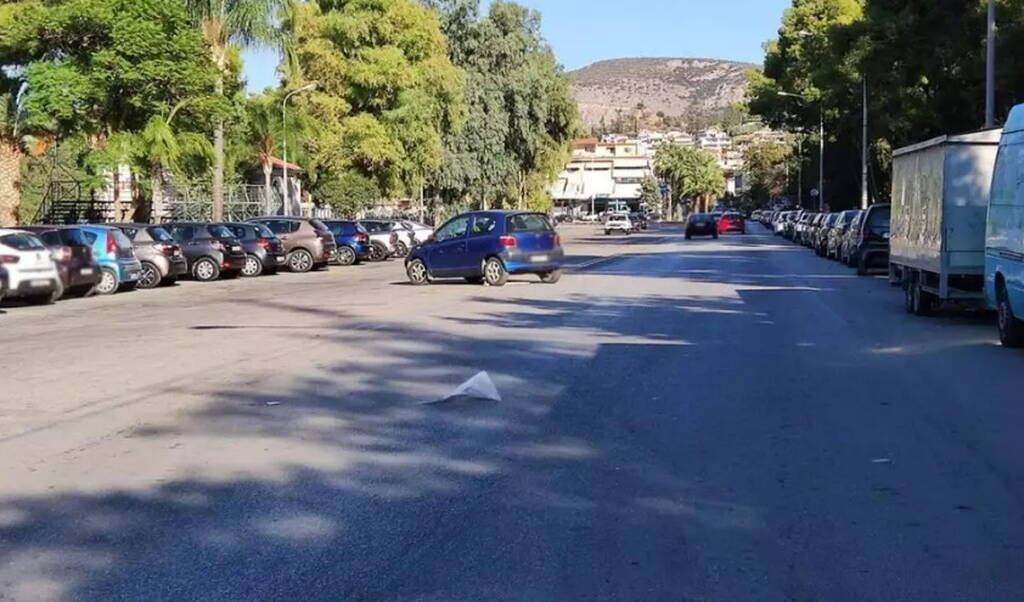 Πάρκαρε το αμάξι στη μέση του δρόμου και εξαφανίστηκε (photos)
