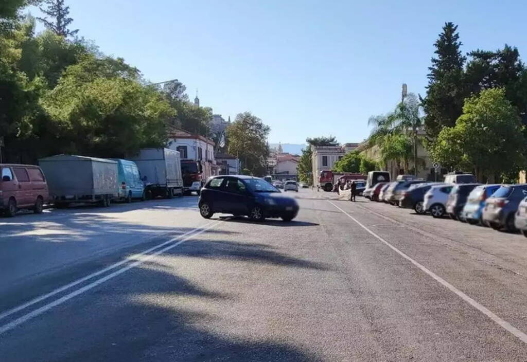 Πάρκαρε το αμάξι στη μέση του δρόμου και εξαφανίστηκε (photos)