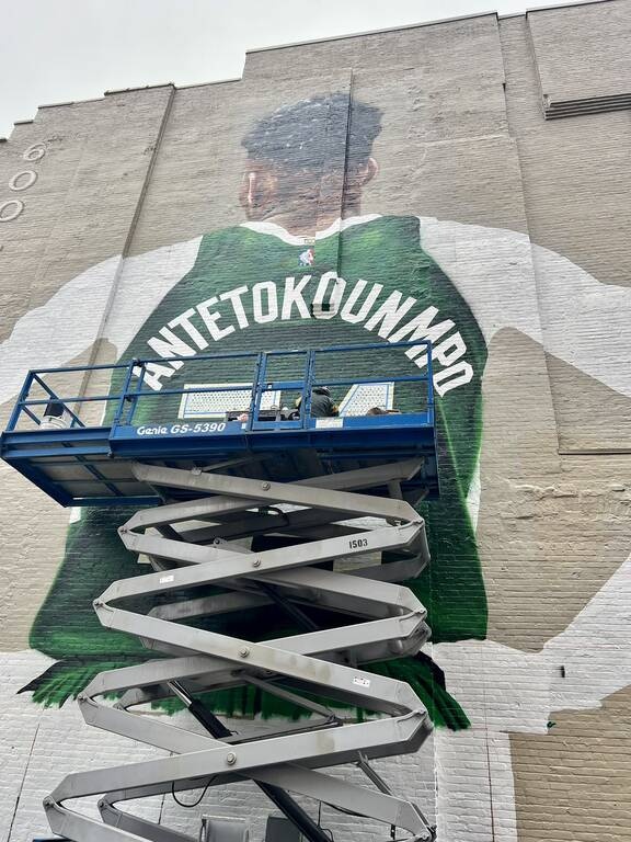 Γιάννης Αντετοκούνμπο: Ολοκληρώνεται το απίστευτο γκράφιτι στο Μιλγουόκι (videos+photos)