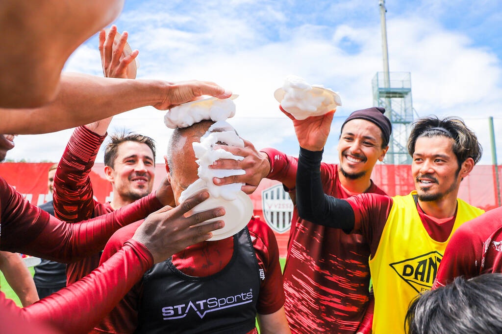 Ευχές με τουρτοπόλεμο για τον 38χρονο Αντρές Ινιέστα! (video+photos)