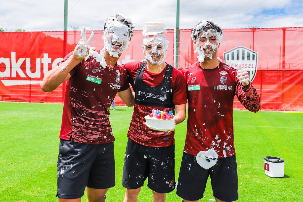 Ευχές με τουρτοπόλεμο για τον 38χρονο Αντρές Ινιέστα! (video+photos)