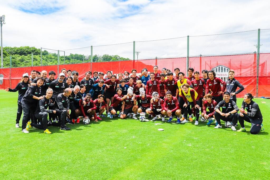 Ευχές με τουρτοπόλεμο για τον 38χρονο Αντρές Ινιέστα! (video+photos)