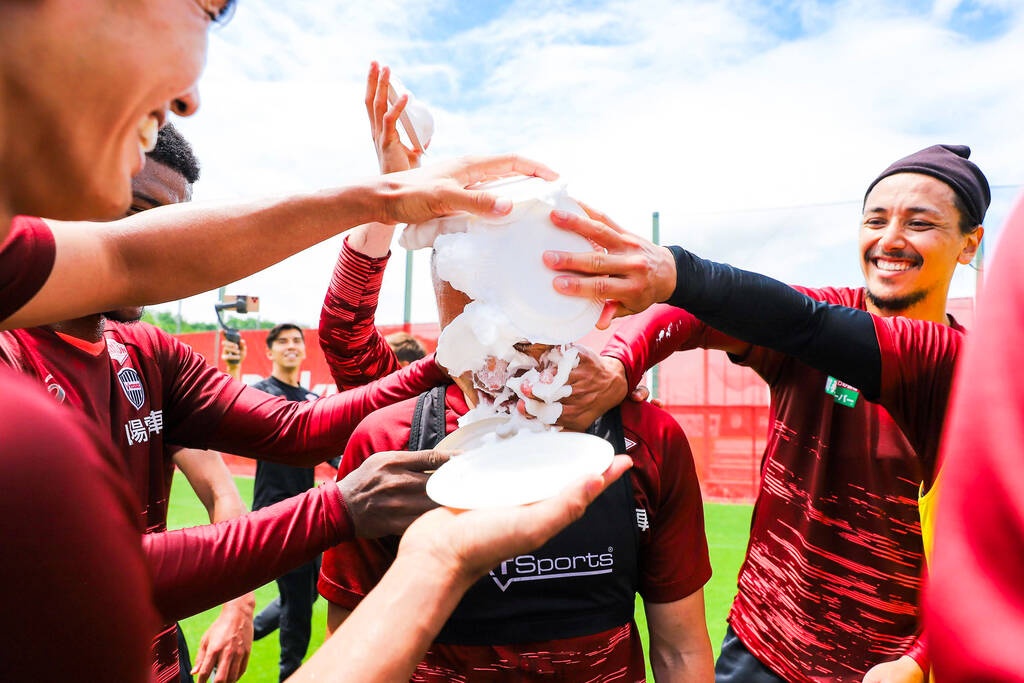 Ευχές με τουρτοπόλεμο για τον 38χρονο Αντρές Ινιέστα! (video+photos)