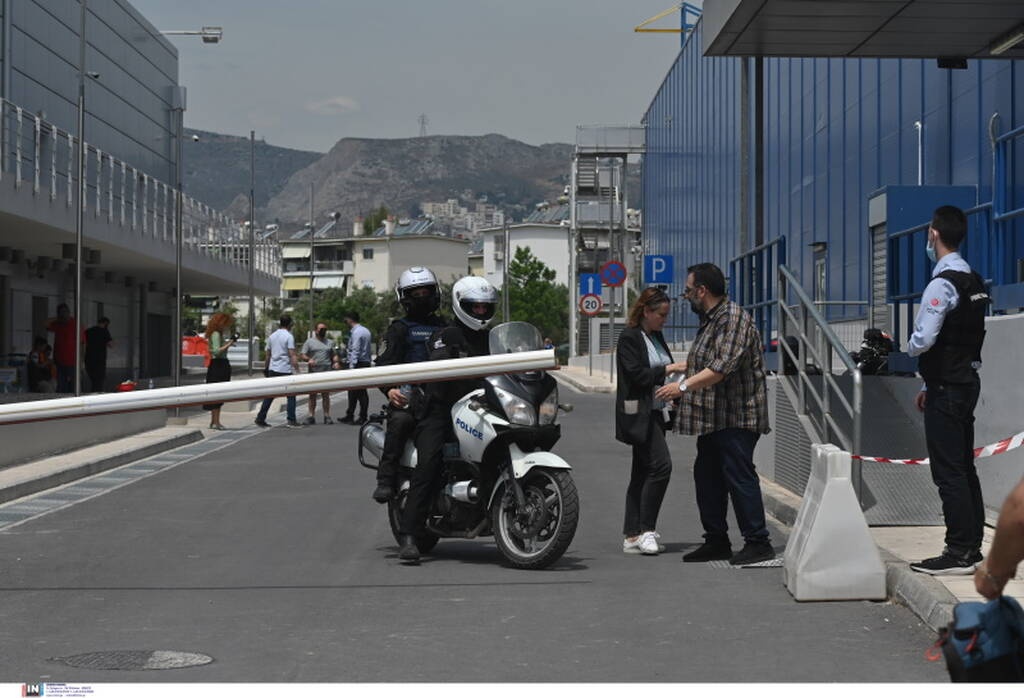 Οδηγός παρενοχλούσε κοπέλα και έπεσε με το αμάξι σε βιτρίνα εμπορικού κέντρου (video)