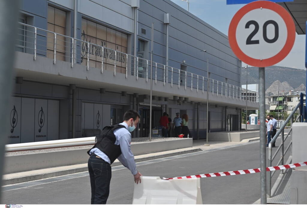 Οδηγός παρενοχλούσε κοπέλα και έπεσε με το αμάξι σε βιτρίνα εμπορικού κέντρου (video)