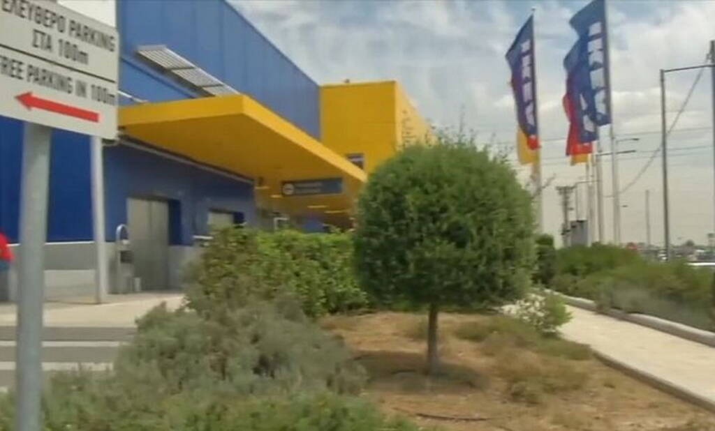 Οδηγός παρενοχλούσε κοπέλα και έπεσε με το αμάξι σε βιτρίνα εμπορικού κέντρου (video)