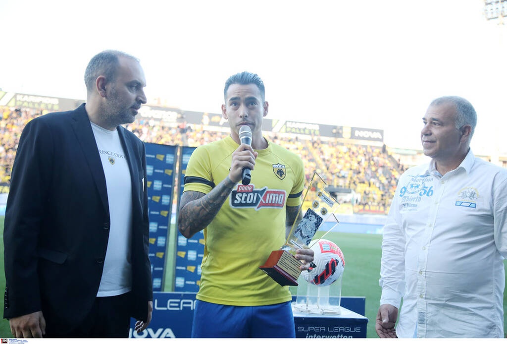 Άρης-ΑΕΚ: Αποθέωση Αραούχο στο «Κλ. Βικελίδης» - Βραβεύτηκε για την αφιέρωση στον Άλκη