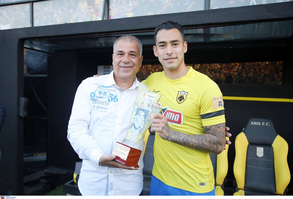 Άρης-ΑΕΚ: Αποθέωση Αραούχο στο «Κλ. Βικελίδης» - Βραβεύτηκε για την αφιέρωση στον Άλκη