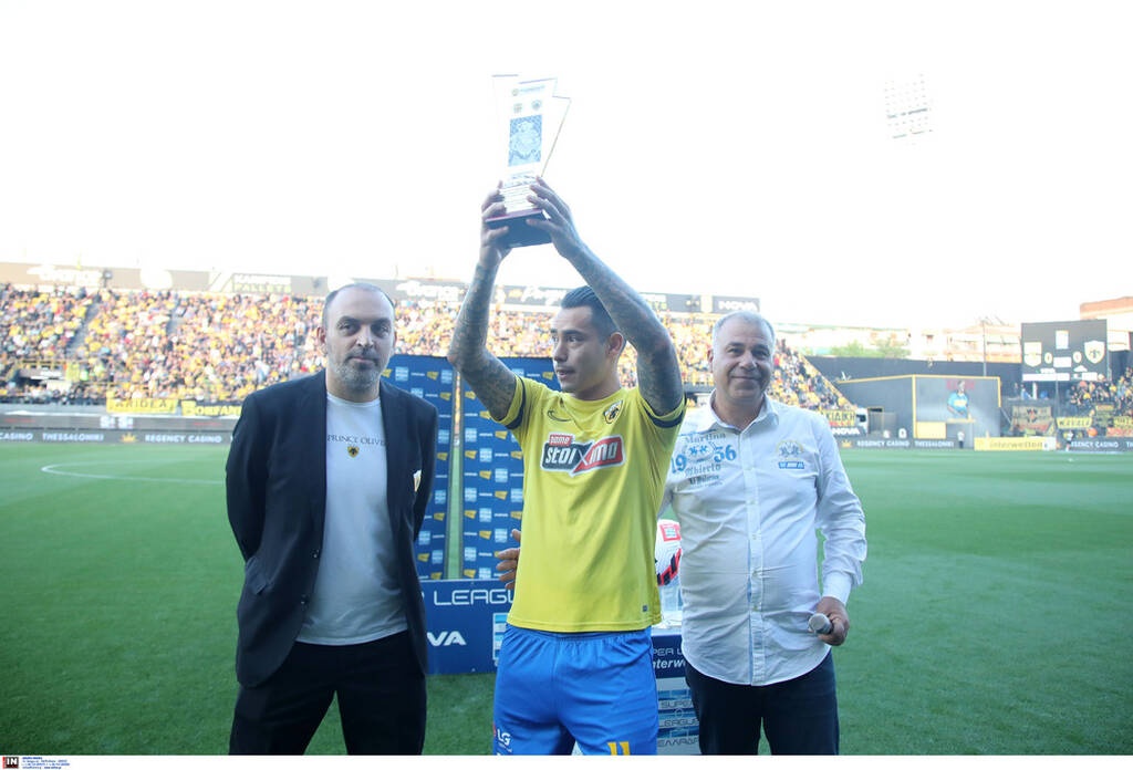 Άρης-ΑΕΚ: Αποθέωση Αραούχο στο «Κλ. Βικελίδης» - Βραβεύτηκε για την αφιέρωση στον Άλκη