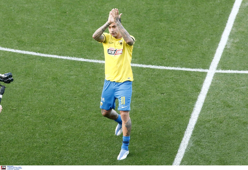 Άρης-ΑΕΚ: Αποθέωση Αραούχο στο «Κλ. Βικελίδης» - Βραβεύτηκε για την αφιέρωση στον Άλκη