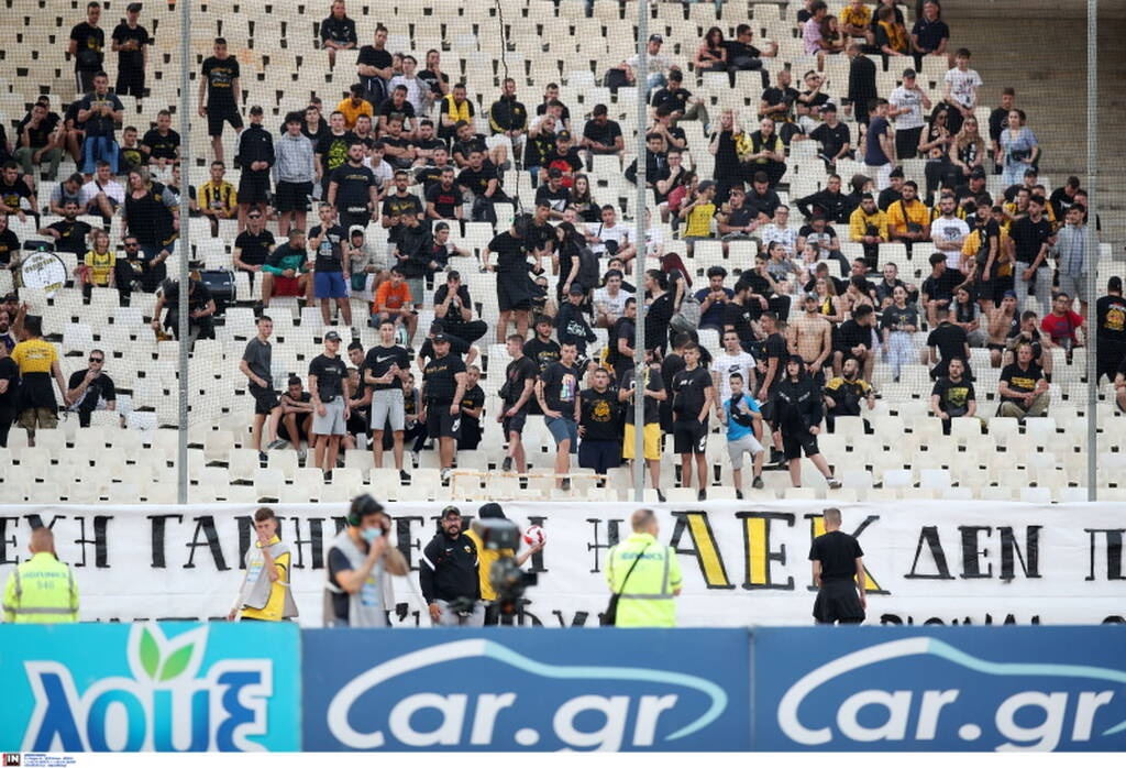 AEK-Ολυμπιακός: Εκρηκτική ατμόσφαιρα στο ΟΑΚΑ - Γιούχα και συνθήματα κατά πάντων (photos)