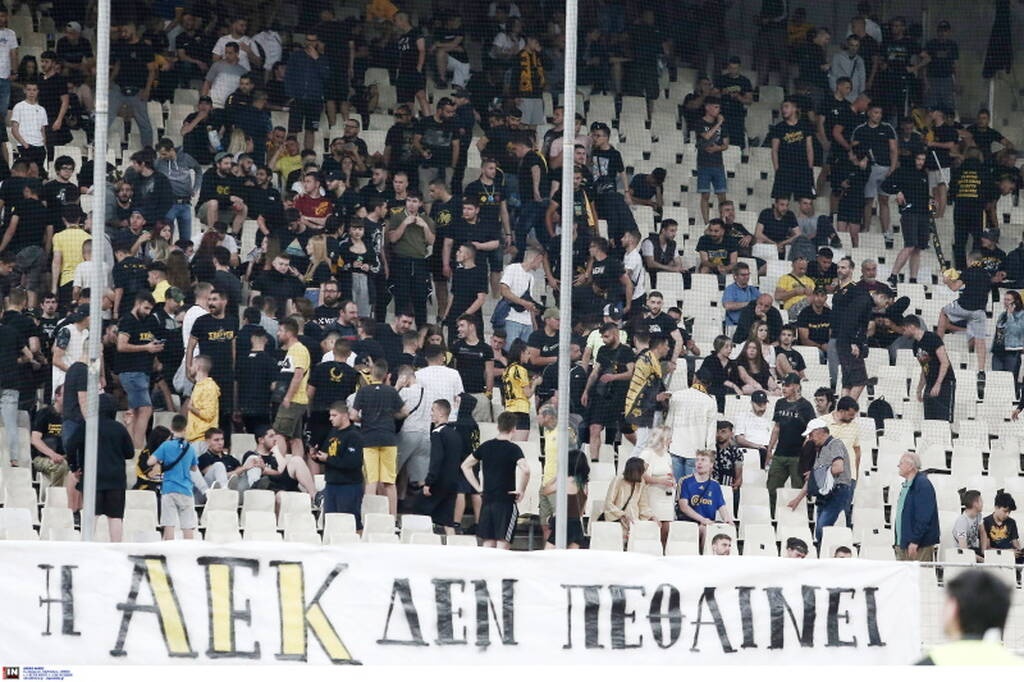 ΑΕΚ-Ολυμπιακός: Έβαλαν φωτιά σε διαφημιστική πινακίδα μετά την γκολάρα ο Λιβάι!