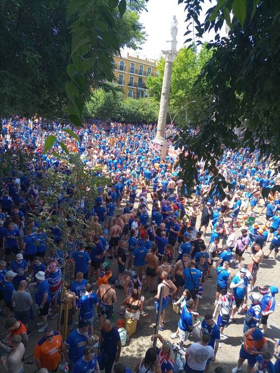 Τελικός Europa League: Καρεκλοπόλεμος ανάμεσα σε οπαδούς της Άιντραχτ και της Ρέιντζερς (vids+pics)