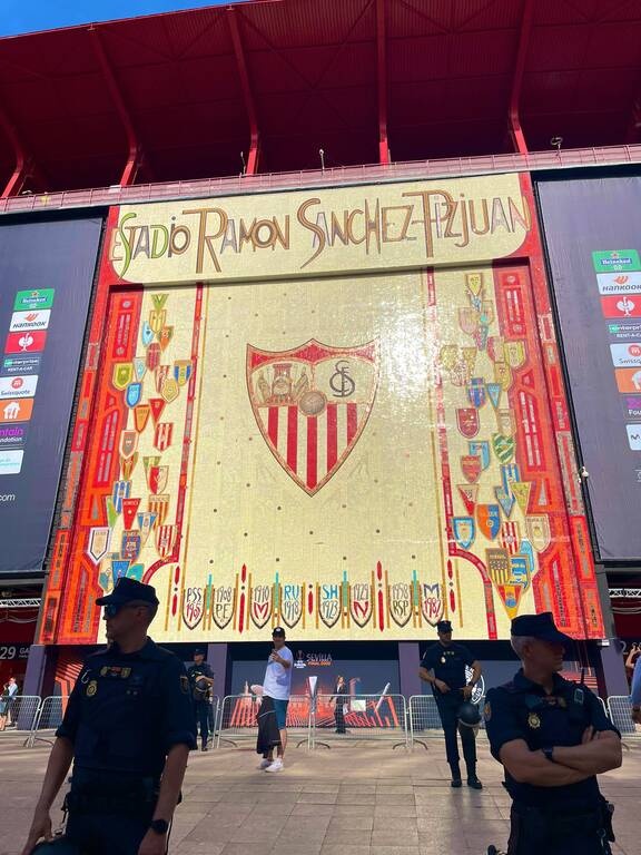 Τελικός Europa League: Καρεκλοπόλεμος ανάμεσα σε οπαδούς της Άιντραχτ και της Ρέιντζερς (vids+pics)