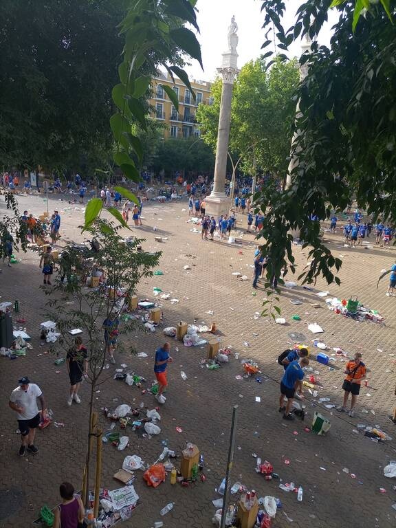 Τελικός Europa League: Καρεκλοπόλεμος ανάμεσα σε οπαδούς της Άιντραχτ και της Ρέιντζερς (vids+pics)