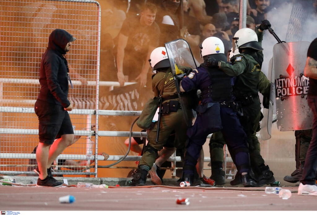 Τελικός Κυπέλλου Ελλάδας: Επεισόδια οπαδών του ΠΑΟΚ με ΜΑΤ - Σκληρές εικόνες στο ΟΑΚΑ