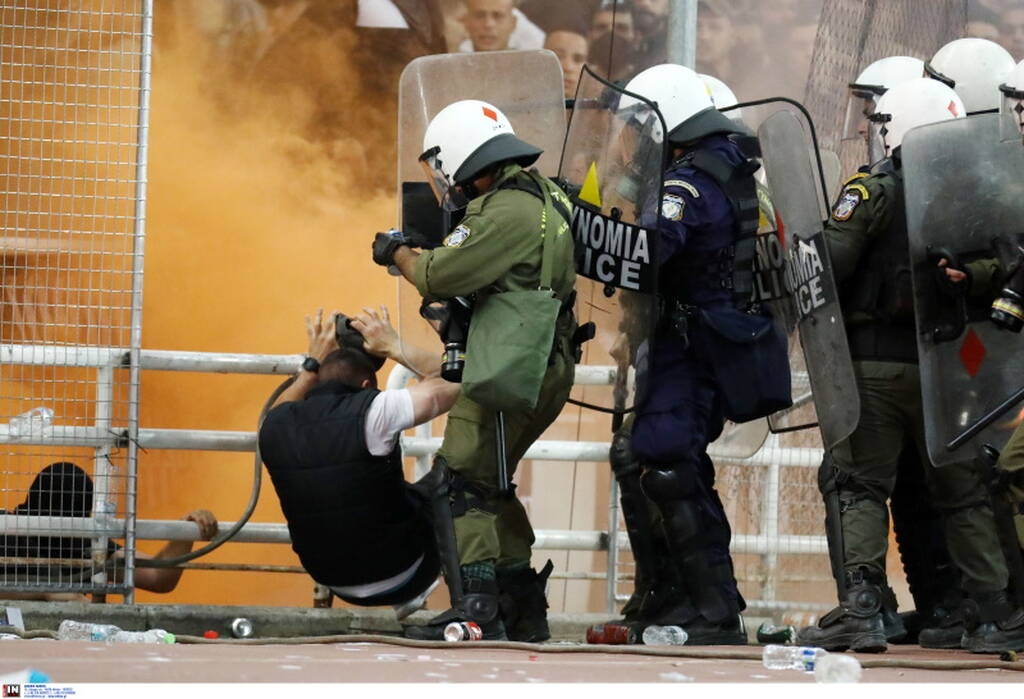 Τελικός Κυπέλλου Ελλάδας: Επεισόδια οπαδών του ΠΑΟΚ με ΜΑΤ - Σκληρές εικόνες στο ΟΑΚΑ