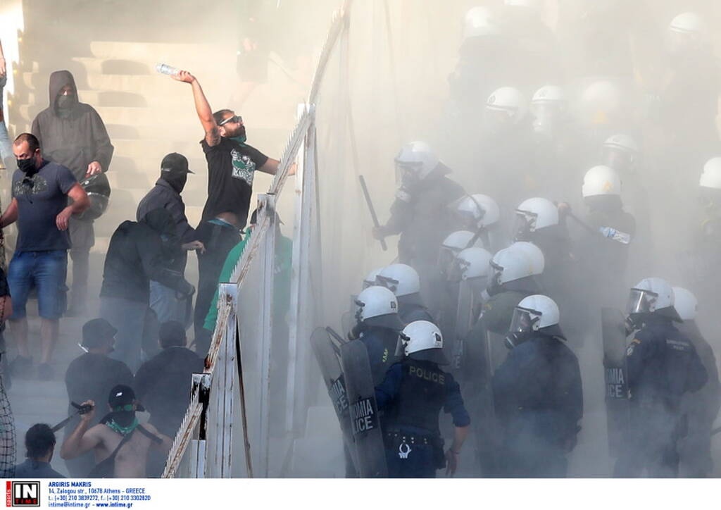 Τελικός Κυπέλλου Ελλάδας: Ένταση στις εξέδρες με την αστυνομία (photos+video)