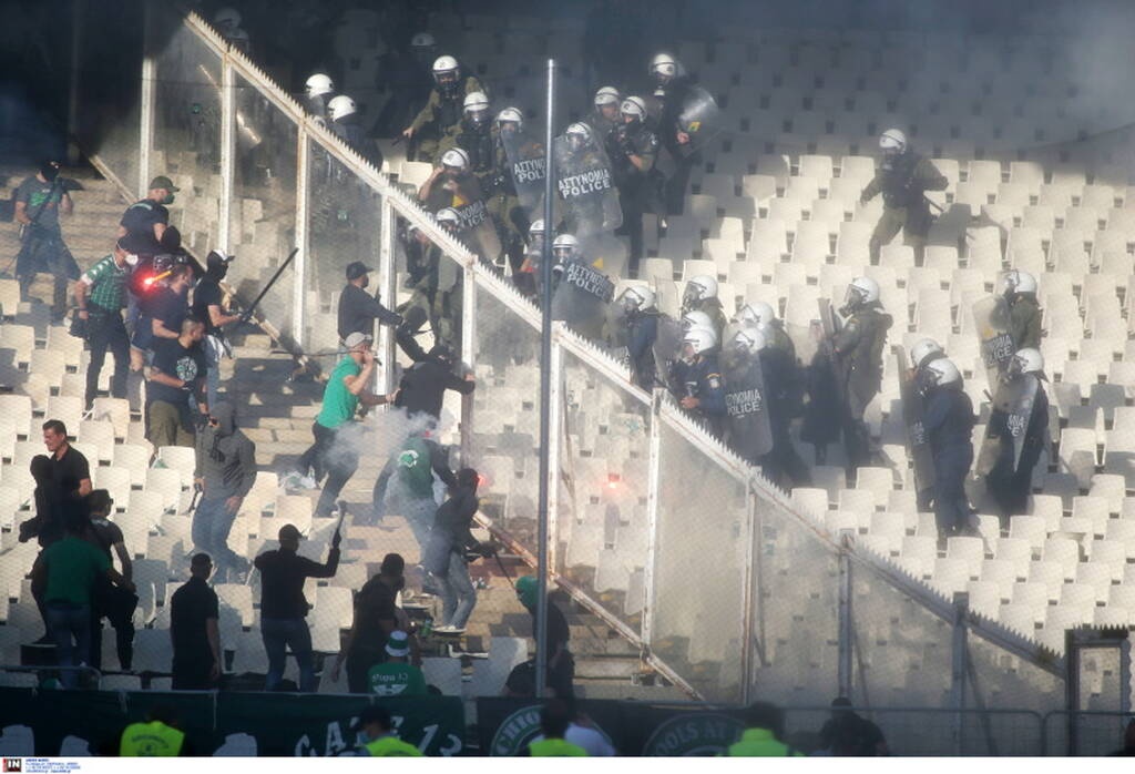 Τελικός Κυπέλλου Ελλάδας: Ένταση στις εξέδρες με την αστυνομία (photos+video)
