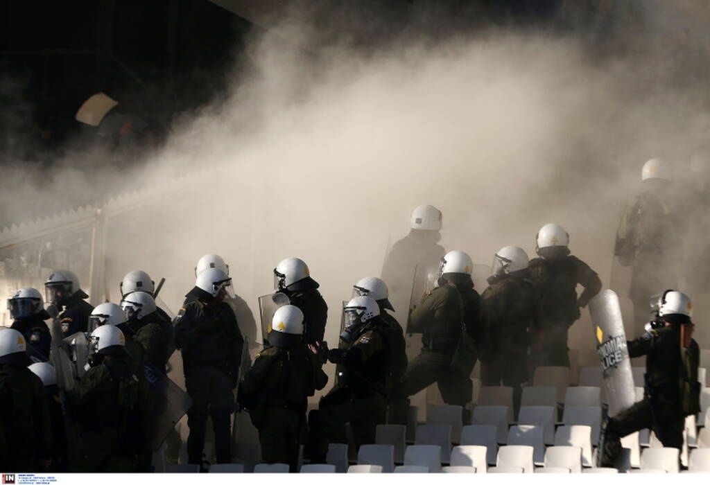Τελικός Κυπέλλου Ελλάδας: Ένταση στις εξέδρες με την αστυνομία (photos+video)