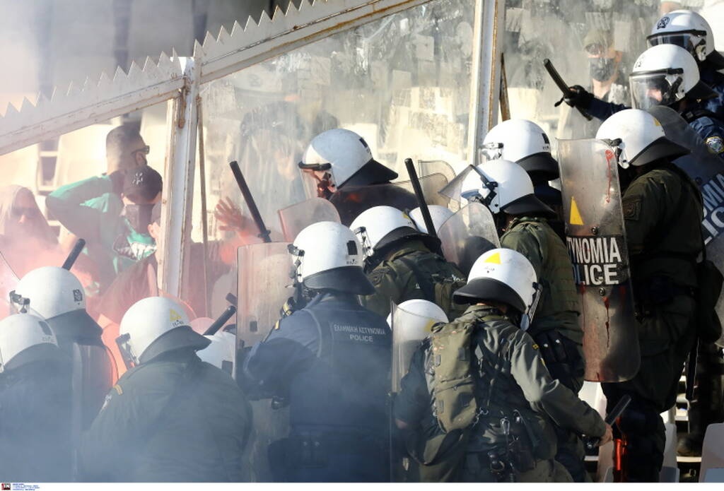Τελικός Κυπέλλου Ελλάδας: Επεισόδια μεταξύ οπαδών, έπεσε ξύλο στο ΟΑΚΑ! (photos+video)