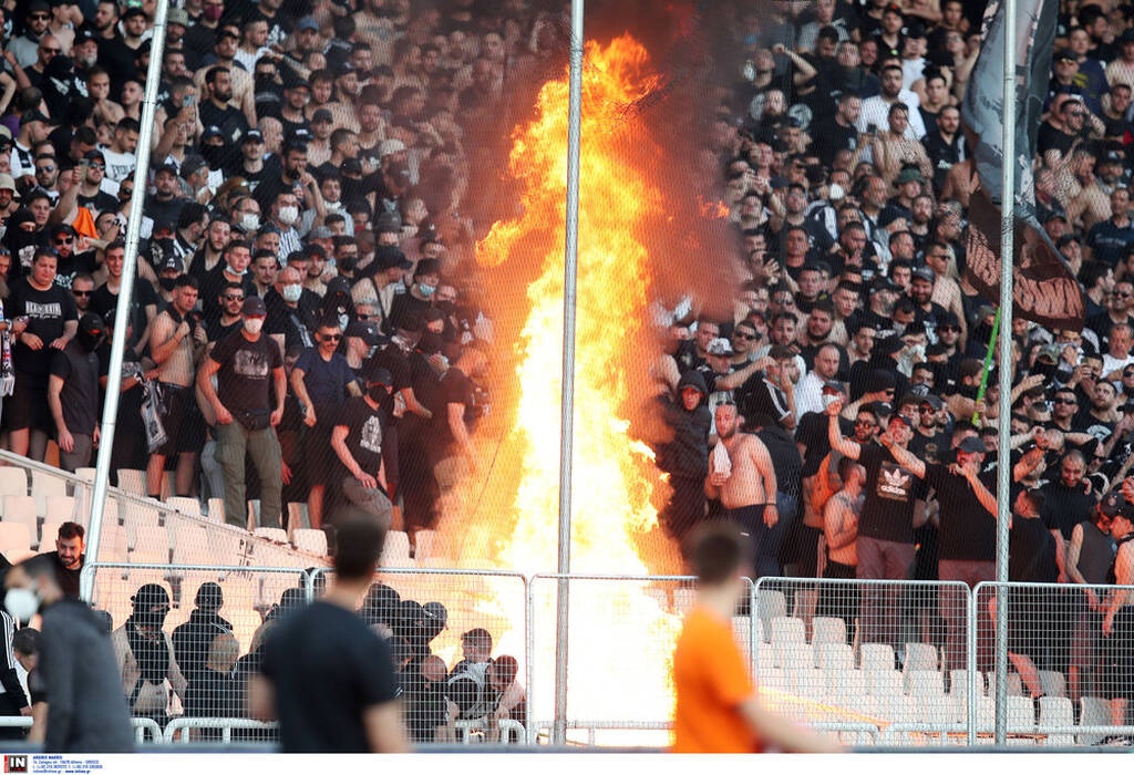 Τελικός Κυπέλλου Ελλάδας: Φωτιά στην εξέδρα του ΠΑΟΚ (photos+video)