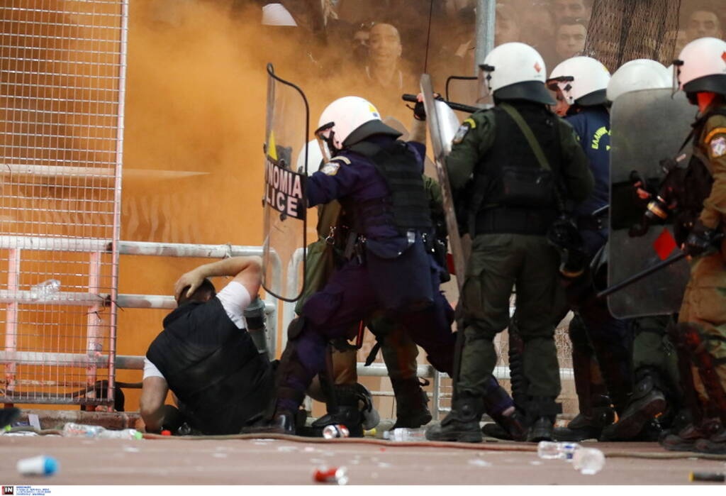 Τελικός Κυπέλλου Ελλάδας: Επεισόδια οπαδών του ΠΑΟΚ με ΜΑΤ - Σκληρές εικόνες στο ΟΑΚΑ