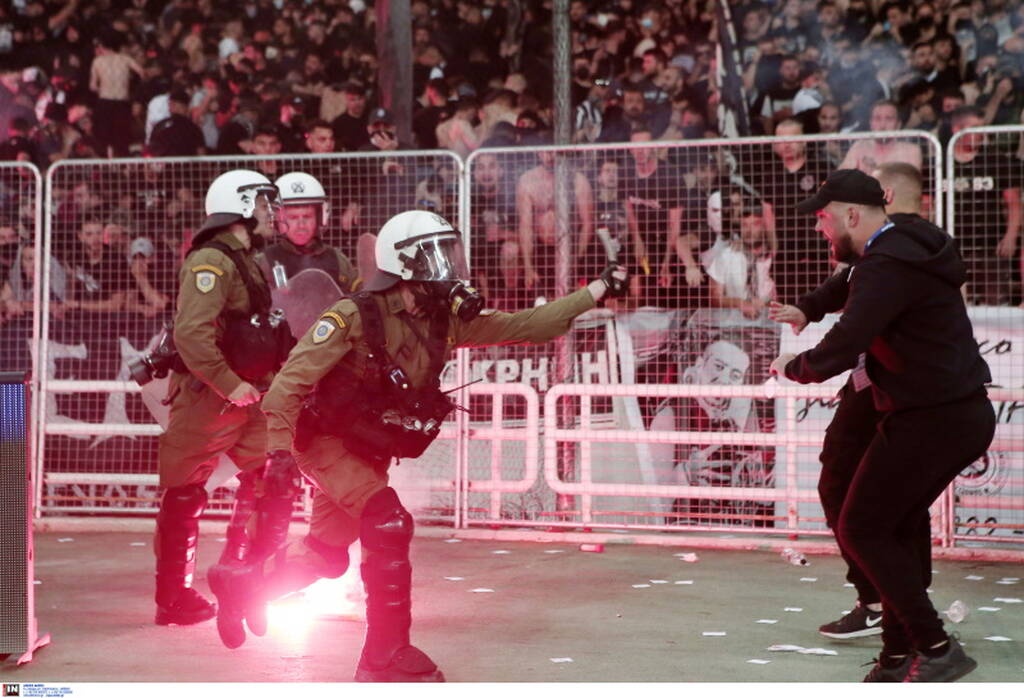 Τελικός Κυπέλλου Ελλάδας: Επεισόδια οπαδών του ΠΑΟΚ με ΜΑΤ - Σκληρές εικόνες στο ΟΑΚΑ