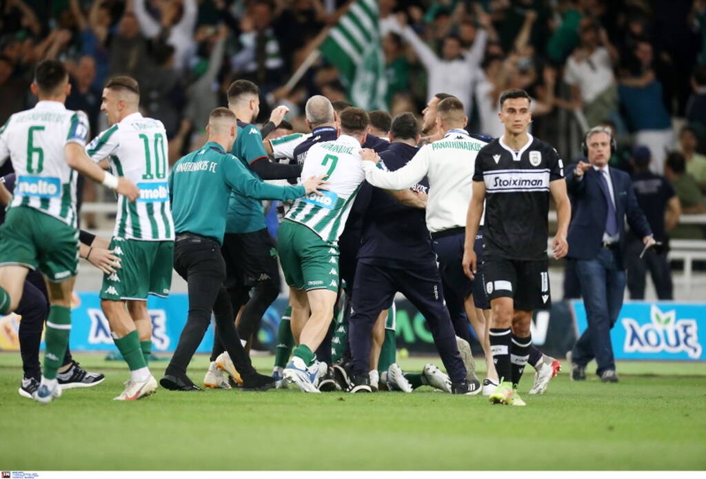Τελικός Κυπέλλου Ελλάδας: Ένταση στο φινάλε - Έπεσε μολότοφ, άδειασαν άμεσα οι εξέδρες του ΠΑΟΚ