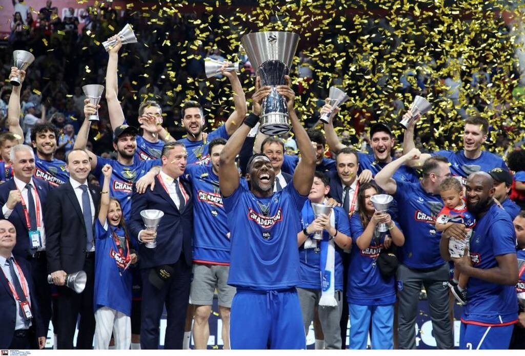 Αναντολού Εφές: Στον ουρανό της «Stark Arena» το τρόπαιο της Euroleague - Η στιγμή της απονομής