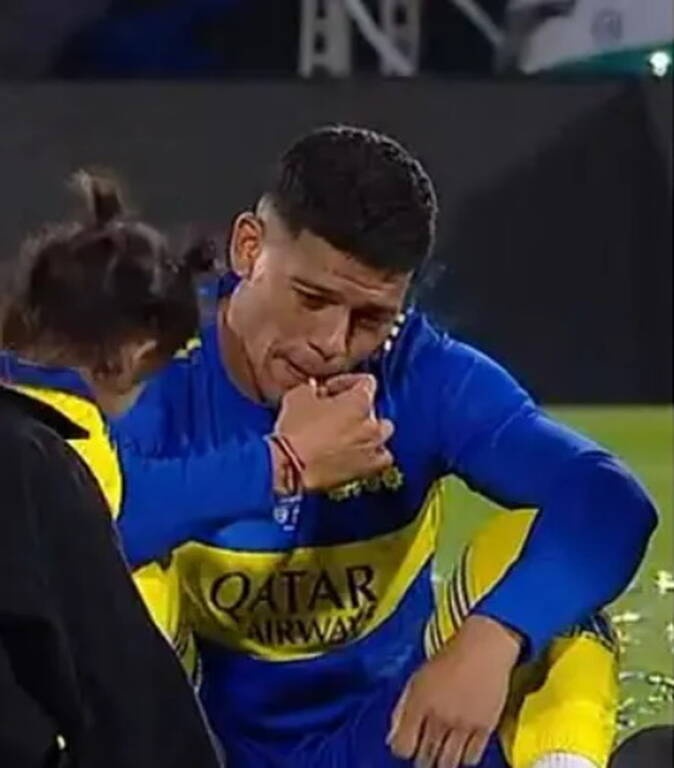 Μερακλής ο Ρόχο! Πανηγύρισε πρωτάθλημα με τη Μπόκα, με τσιγάρο και μπύρες στον αγωνιστικό χώρο (vid)