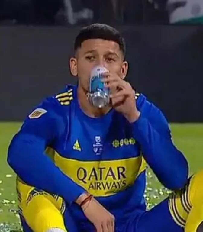 Μερακλής ο Ρόχο! Πανηγύρισε πρωτάθλημα με τη Μπόκα, με τσιγάρο και μπύρες στον αγωνιστικό χώρο (vid)