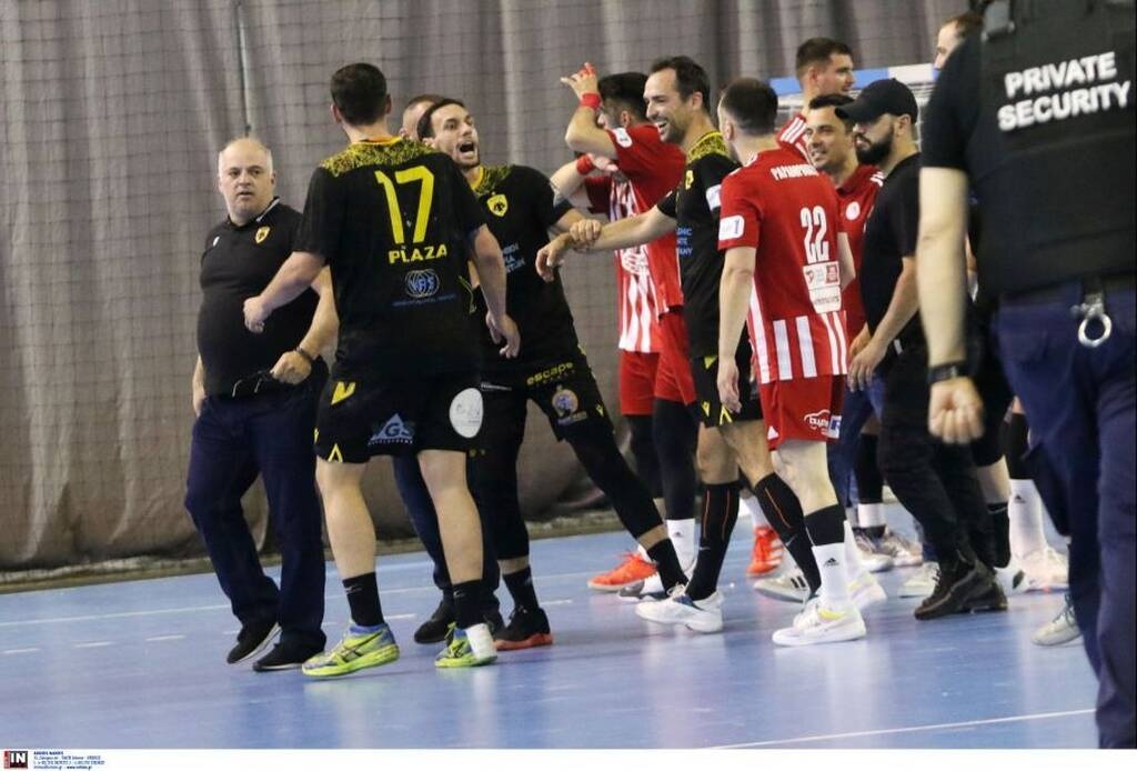 Ολυμπιακός-ΑΕΚ: Χαμός στο ντέρμπι του χάντμπολ - Επεισόδιο στο ημίχρονο του τελικού (pics+video)