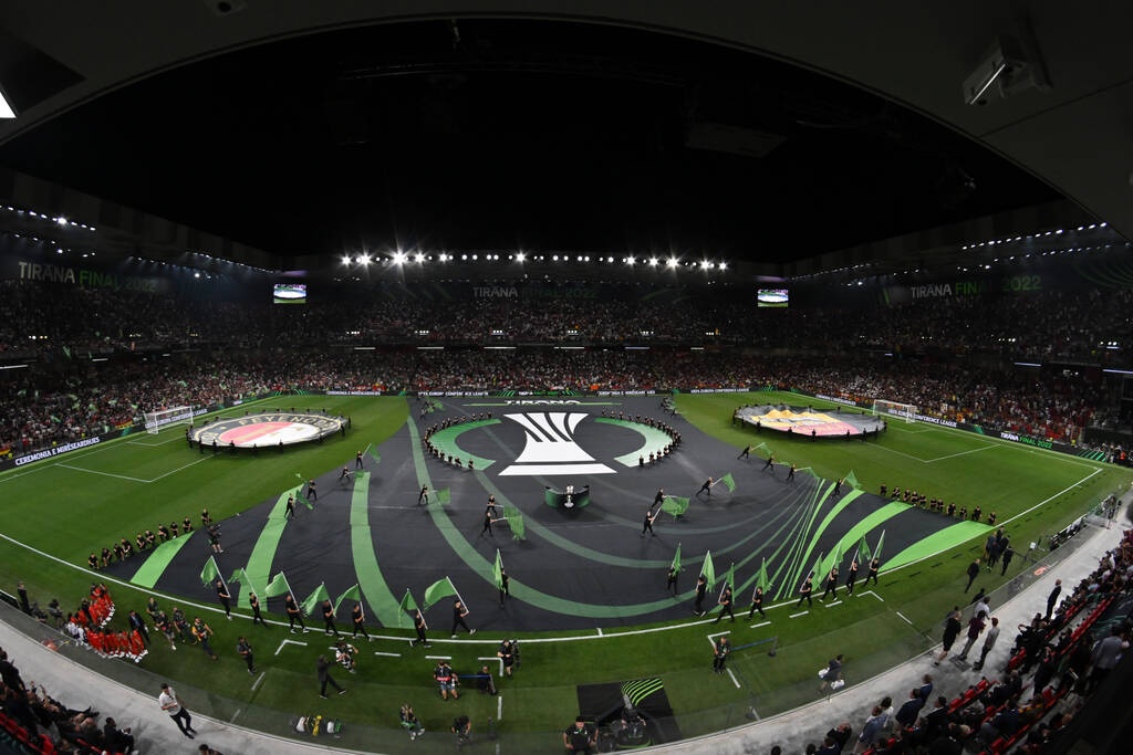 Ρόμα-Φέγενορντ: Απίστευτη αποθέωση στον διαιτητή - Σηκώθηκε πανό στις εξέδρες