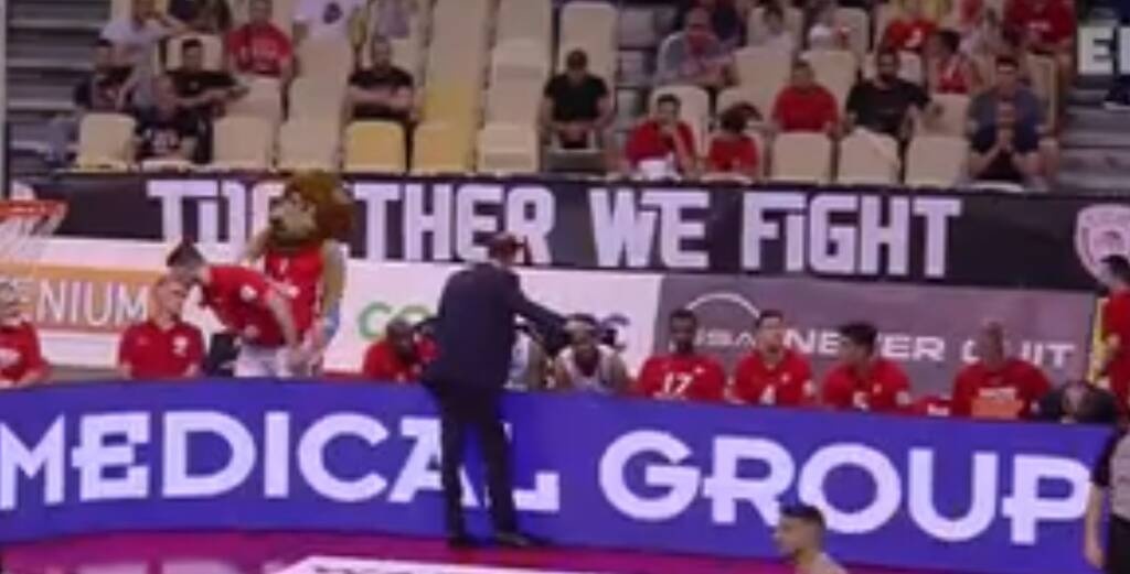 Ολυμπιακός-Περιστέρι: Επεισόδιο Μπαρτζώκα - Ντόρσεϊ - Έντονος διάλογος στον πάγκο (video)