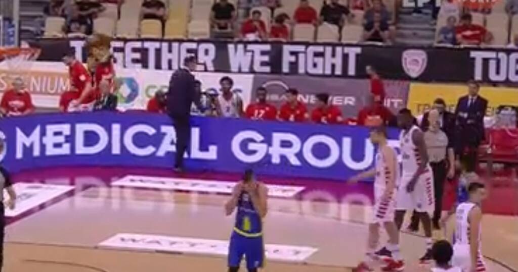 Ολυμπιακός-Περιστέρι: Επεισόδιο Μπαρτζώκα - Ντόρσεϊ - Έντονος διάλογος στον πάγκο (video)