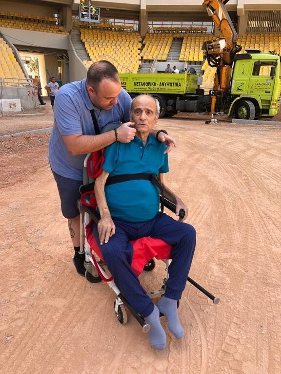ΑΕΚ: Με το ασθενοφόρο στο «OPAP Arena» φίλαθλος της ομάδας (photos)