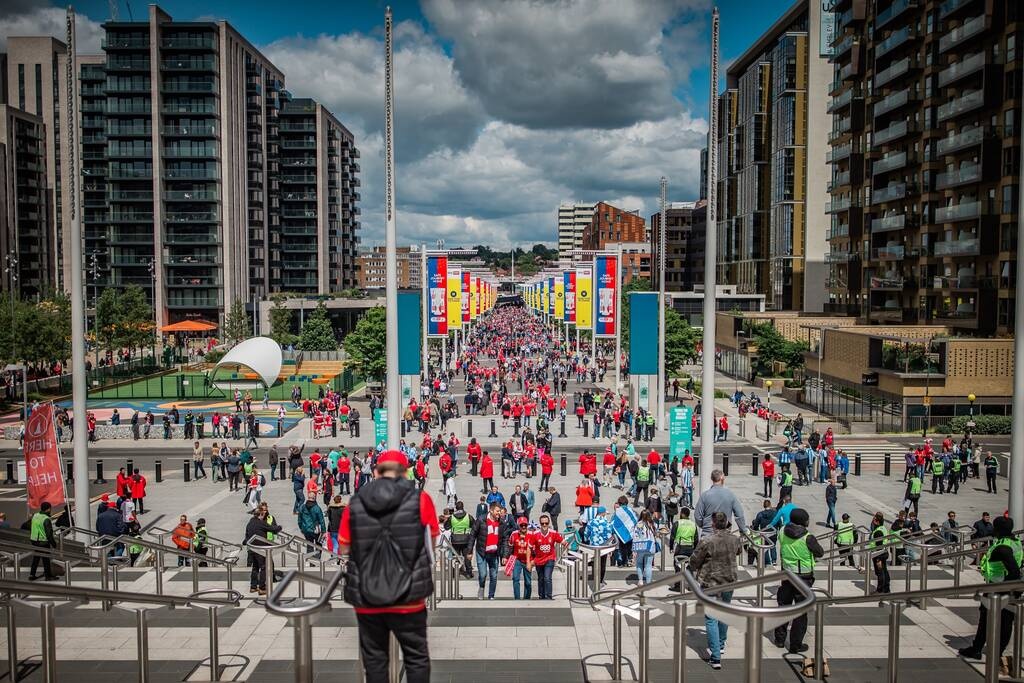 Γεμίζουν το Wembley οι οπαδοί της Νότιγχαμ - Η απόβαση για τον τελικό των 200 εκατ. ευρώ (video)