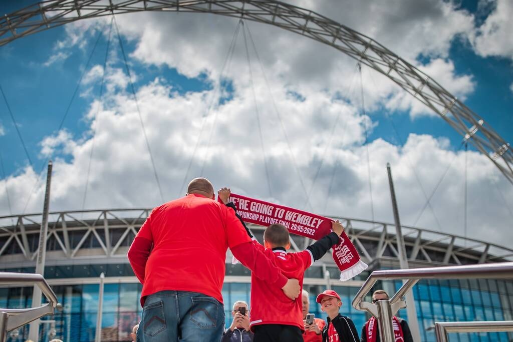 Γεμίζουν το Wembley οι οπαδοί της Νότιγχαμ - Η απόβαση για τον τελικό των 200 εκατ. ευρώ (video)
