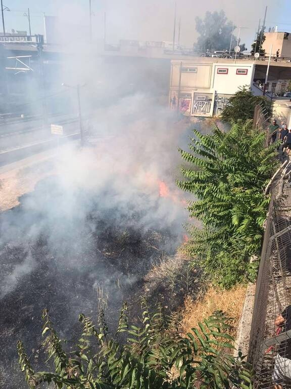 Μπαράζ Γ’ Εθνικής: Απρόοπτο στο γήπεδο του Ρουφ - Πέταξαν καπνογόνο και ξέσπασε φωτιά (photos)