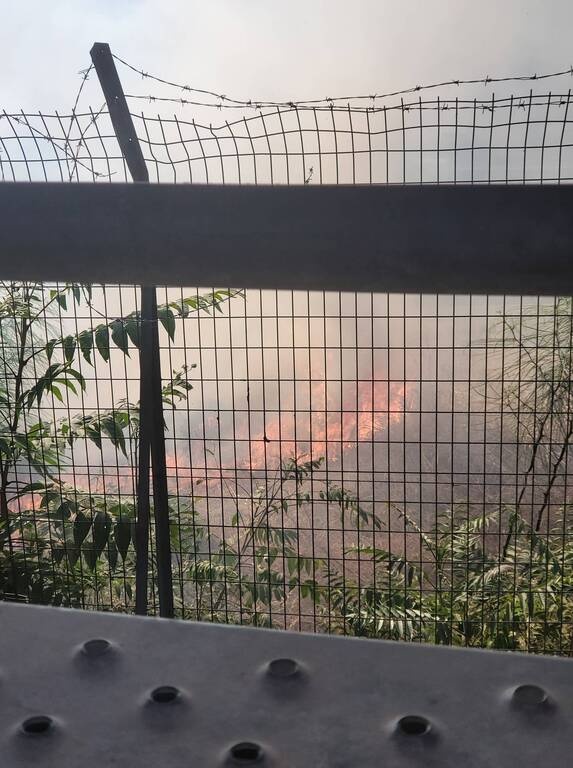 Μπαράζ Γ’ Εθνικής: Απρόοπτο στο γήπεδο του Ρουφ - Πέταξαν καπνογόνο και ξέσπασε φωτιά (photos)