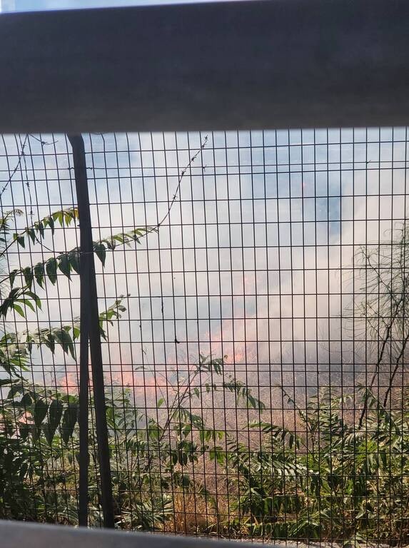 Μπαράζ Γ’ Εθνικής: Απρόοπτο στο γήπεδο του Ρουφ - Πέταξαν καπνογόνο και ξέσπασε φωτιά (photos)