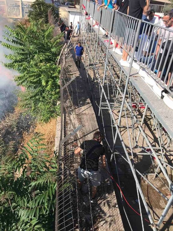 Μπαράζ Γ’ Εθνικής: Απρόοπτο στο γήπεδο του Ρουφ - Πέταξαν καπνογόνο και ξέσπασε φωτιά (photos)