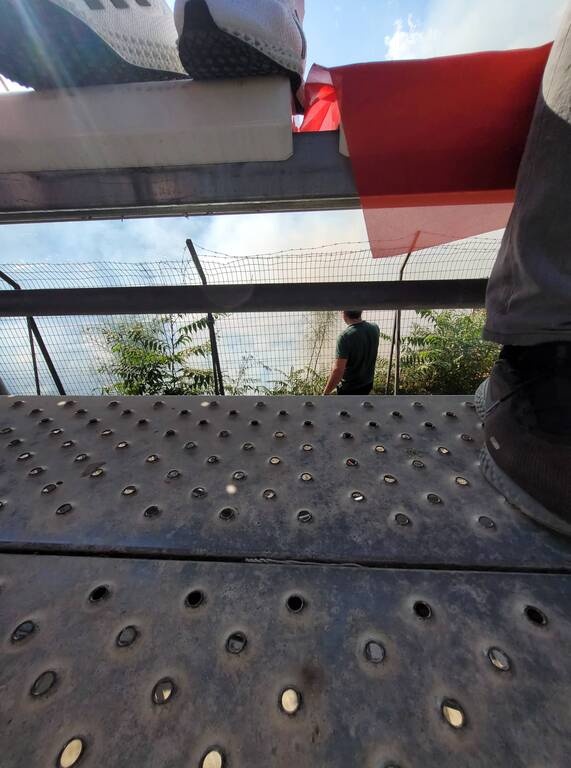 Μπαράζ Γ’ Εθνικής: Απρόοπτο στο γήπεδο του Ρουφ - Πέταξαν καπνογόνο και ξέσπασε φωτιά (photos)