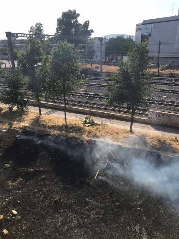 Μπαράζ Γ’ Εθνικής: Απρόοπτο στο γήπεδο του Ρουφ - Πέταξαν καπνογόνο και ξέσπασε φωτιά (photos)