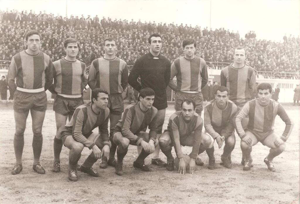 Ο Τάκης Μπρουζούκης, πρώτος απο δεξιά όρθιος σε αγώνα του ΑΟΤ στον Βόλο με την Νίκη - Πηγή: sportrikala