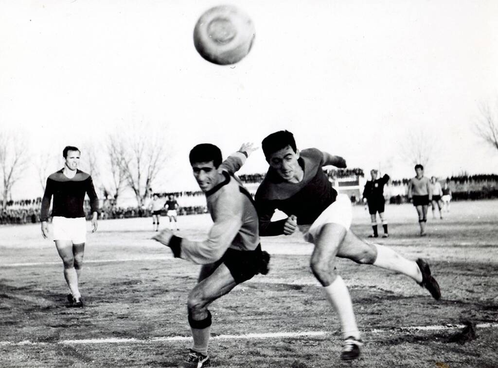 Ο Τάκης Μπρουζούκης σε μία μονομαχία του με τον Μίμη Παπαϊώάννου σε αγώνα του ΑΟΤ με την ΑΕΚ το 1964 - Πηγή: sportrikala