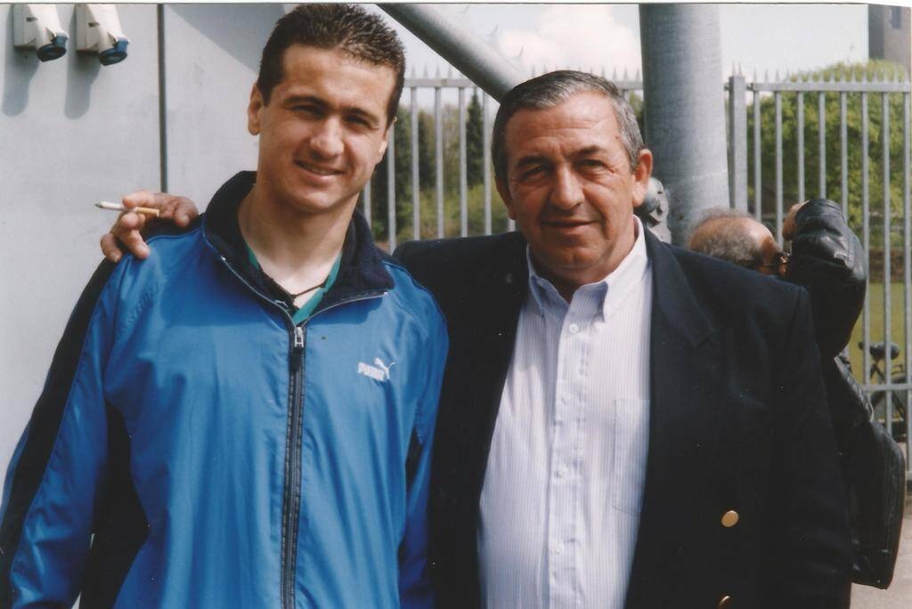 Το 1999 ταξίδεψε με τους Βετεράνους του ΑΟΤ στην Ολλανδία όπου και συνάντησε τον Νίκο Μαχλά που αγωνιζόταν στην Βίτεσε - Πηγή: sportrikala