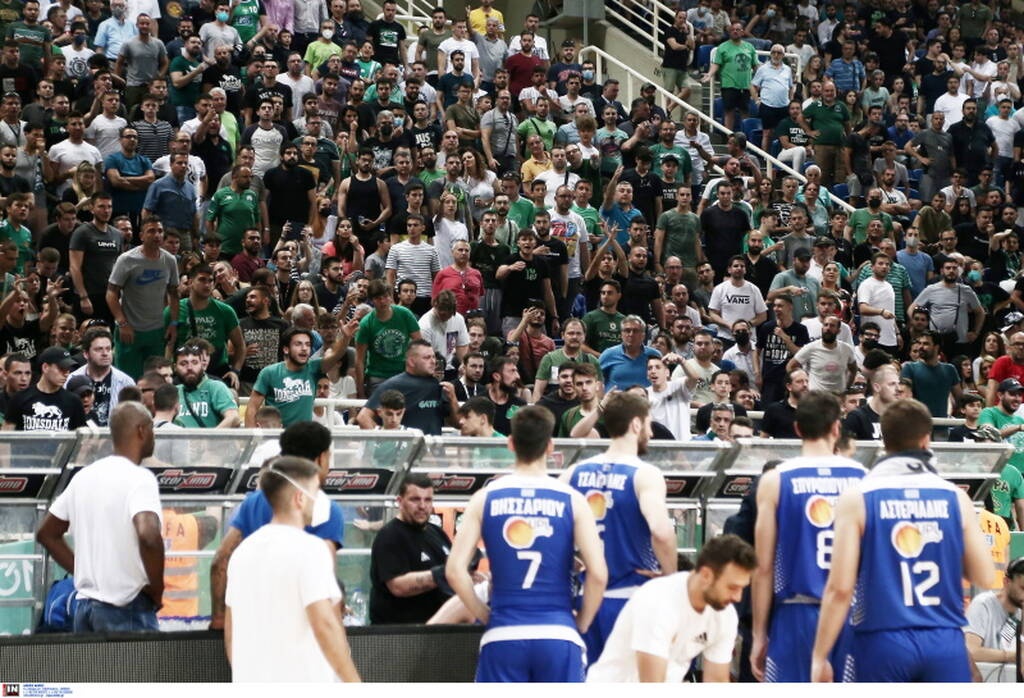 Παναθηναϊκός ΟΠΑΠ-Λάρισα: Ξέφυγε ο Μούντι στο ΟΑΚΑ - Πέταξε μπουκάλι στην εξέδρα (video)